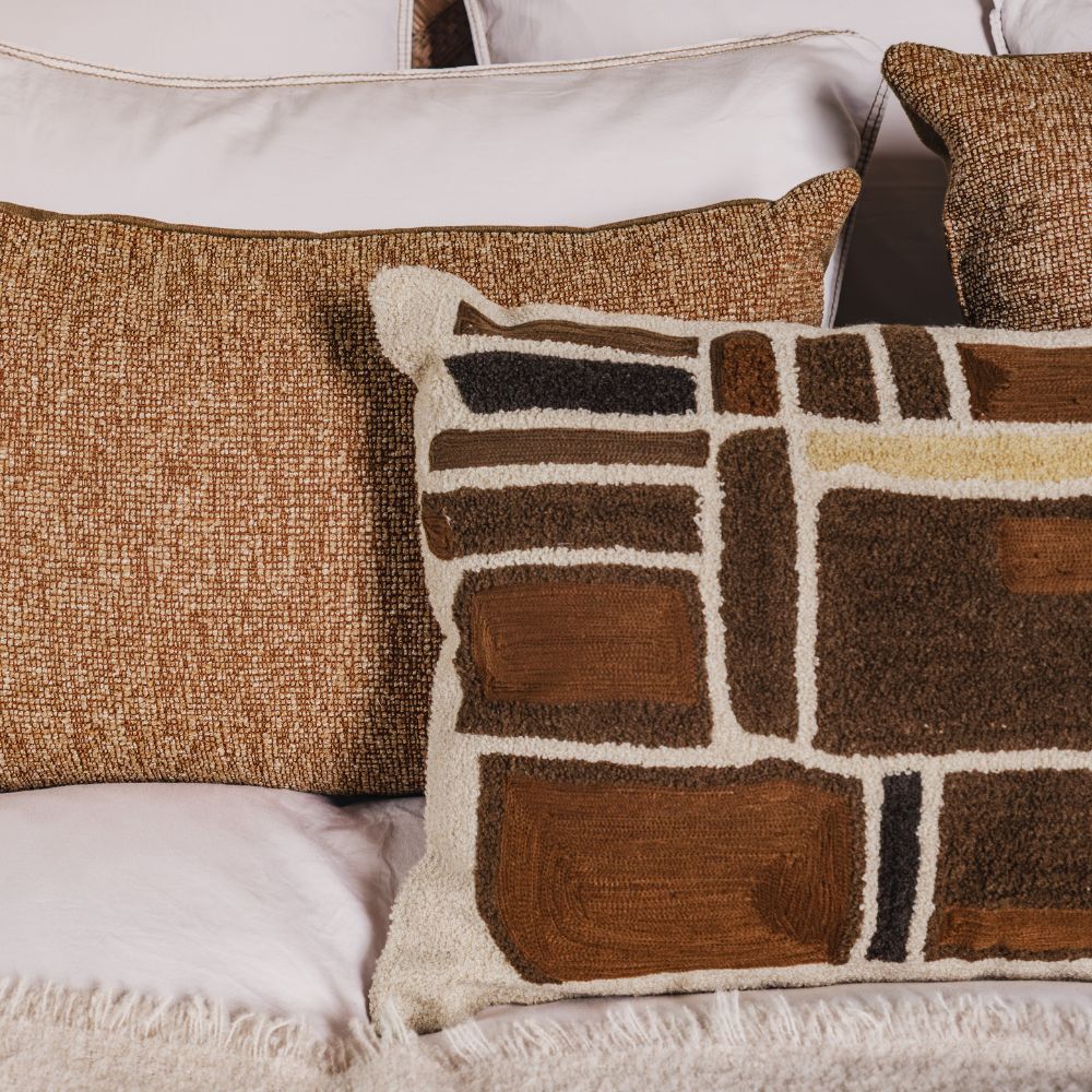Coussin broderie 40x60 cm avec broderie artisanale
COSMO Brown Bed and Philosophy